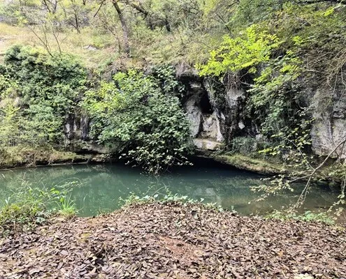 Eingang der Grotte de Saint-George im Département Lot