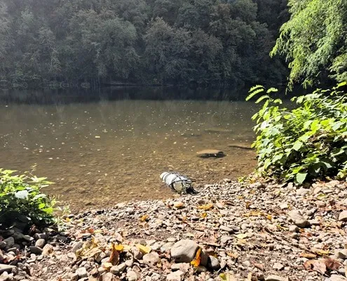 Höhleneingang von Le Cunhac auf der gegenüberliegenden Flussseite