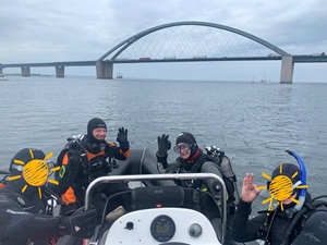 Bootstauchgang an der Fehmarnsundbrücke – Taucher auf dem Weg zum Drift Dive