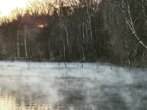 Winter am Kreidesee Hemmoor – Nebel liegt über dem See