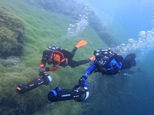 Scooter Tauchen im Kreidesee Hemmoor – Taucher mit DPV unter Wasser