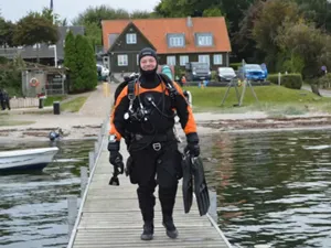 Trockentauchen in Dänemark – Taucher im Dry Suit auf dem Weg ins Wasser