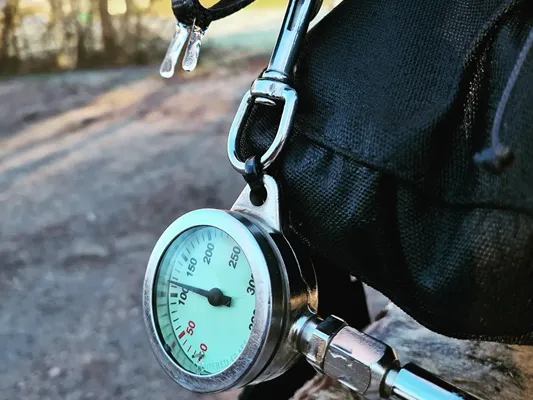 Tauchausrüstung prüfen – Finimeter zur Druckkontrolle vor dem Tauchgang