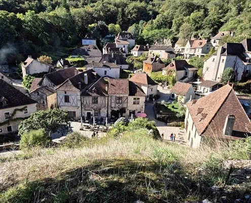 Saint-Cirq-Lapopie über dem Tal des Flusses Lot