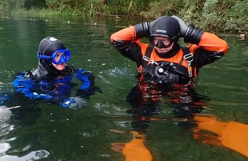 Tauchausbildung Erfahrungen beim Austausch und Anpassen der Ausrüstung im Wasser