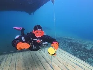 Taucher mit perfekter Tarierung schwebt über einer Übungsplattform im Kreidesee Hemmoor