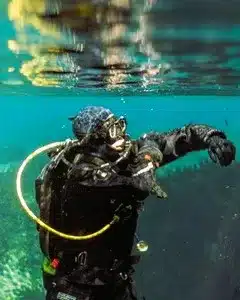 Advanced Open Water Diver Kurs Bremen – weiterführende Tauchausbildung Advanced Open Water Diver Bremen – Taucher bei Tieftauchgang im Freiwasser