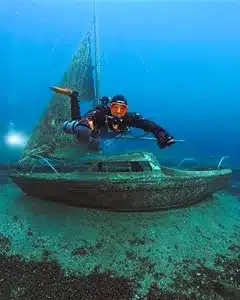 TDI Kurse Bremen – Einstieg ins technische Tauchen Technisches Tauchen Bremen – TDI Taucher in Höhle mit Sidemount Ausrüstung