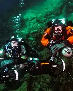 TDI Kurse Bremen – Einstieg ins technische Tauchen Technisches Tauchen Bremen – TDI Taucher in Höhle mit Sidemount Ausrüstung