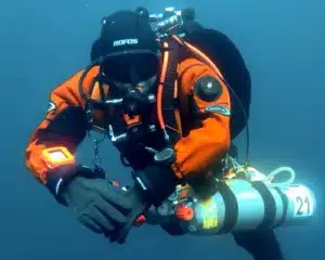 Technisches Tauchen bedeutet Selbstrettung Technischer Taucher mit redundanter Ausrüstung in neutraler Wasserlage